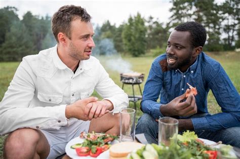 Amigos Do Sexo Masculino Comendo Churrasco Ao Ar Livre Foto Gr Tis