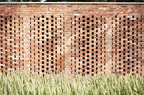 Perforated Brick Wall Mit Bildern Architekt Gebäudefassade Mauerwerk