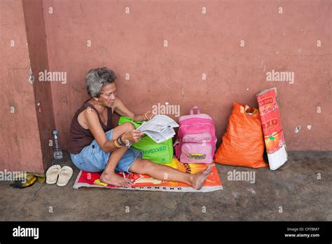 Filipino Woman Hi Res Stock Photography And Images Alamy