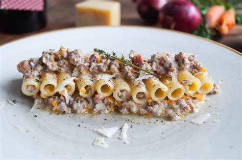 Il ragù bianco, conosciuto anche come bolognese bianca; Zitoni tagliati al ragu bianco - Cooking ItalyCooking Italy