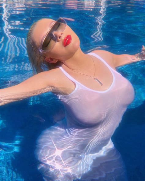Christina Aguilera S Big Tits In Deep Cleavage Collection Pics