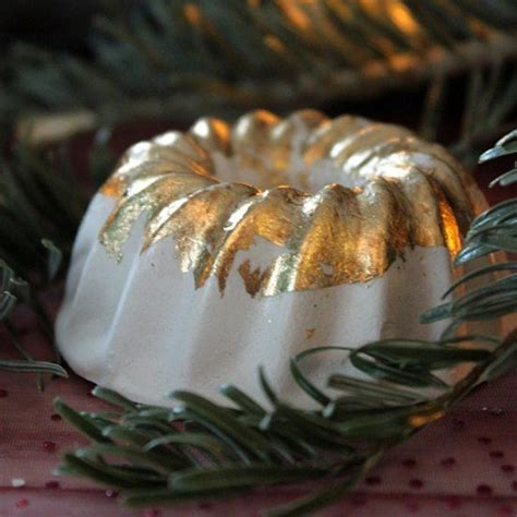Use various flowers, like physalis, to create a modern design on your bundt cake. Those mini bundt cakes with gold leaf add an elegant touch ...