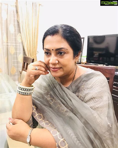 actress poornima bhagyaraj hd photos and wallpapers august 2019 gethu cinema