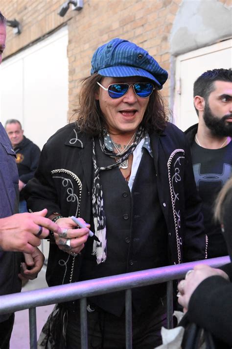 photos johnny depp unrecognizable as he poses for selfies with fans