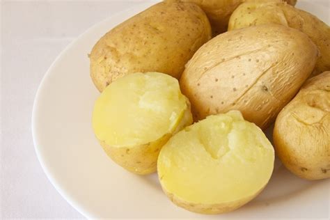 Ciertamente, la papa (o patata) es un alimento muy versátil y puede prepararse fácilmente a través de distintos métodos. Patata cocida al microondas +trucodefinitivo +10minutos ...