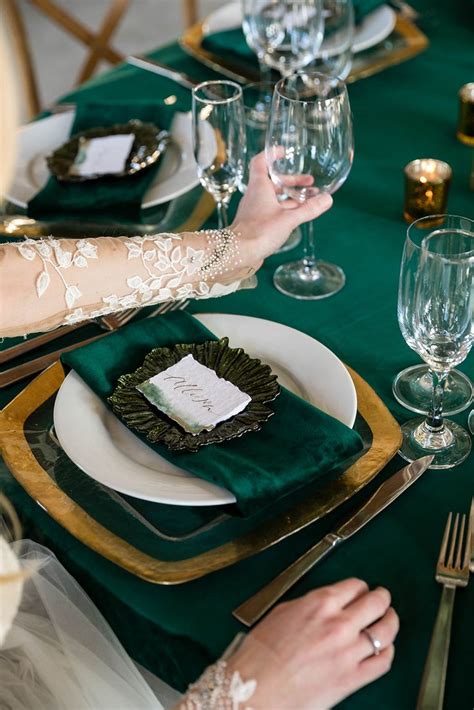 What Colors Compliment Emerald Green - What Color Compliments Emerald Green?