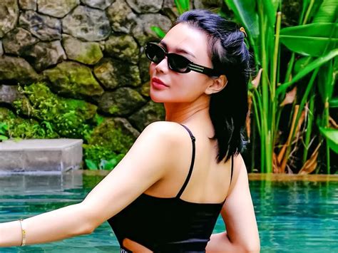 Wika Salim Pakai Bikini Hitam Pose Di Kolam Renang Bikin Salfok