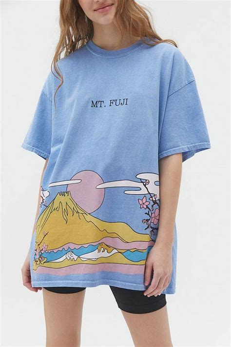 The 20 Best Oversize Tees And The Fashion Girl Outfit Inspo To Go With Them Urban Outfitters