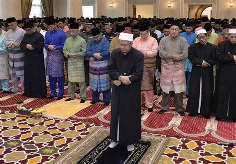 Ruang solat dlm bilik terlalu sempit, mohon sediakan pray mat. Surau Istana Negara diisytihar untuk solat Jumaat ...