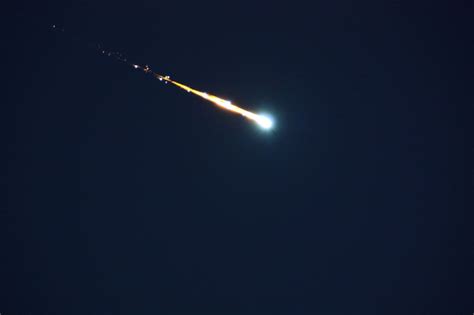 Meteor Blazes Across New Zealands Sky 19 March 2014 Fire In The