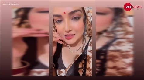 bhojpuri actress amrapali dubey seduces fans in revealing saree watch killer expressions साड़ी