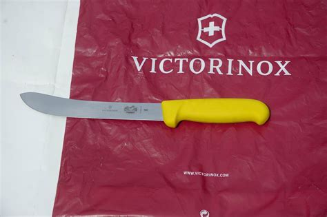 Pisau daging berasal dari kata dasar pisau. victorinox-pisau-potong-daging-kuning