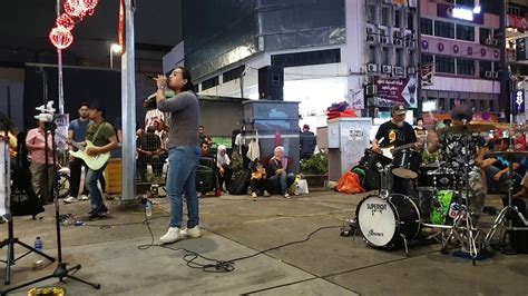 Dapatkan lirik lagu lain oleh iklim di kapanlagi.com. Hakikat Sebuah Cinta....AV Panic Buskers - YouTube