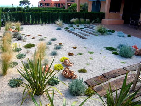Not all rock garden plants are actually true alpines, but due to their small structure they are very it should be noted that all low stature plants are not necessarily good choices for a rock garden. 5 Benefits Of Having A Rock Garden | CONTEMPORIST