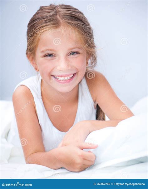 Menina De Sorriso Pequena Em Uma Cama Imagem De Stock Imagem De Pessoa Sorriso 32367249