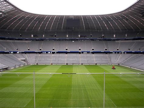 Нулевые годы были сверхудачными для архитектурной практики херцога и де мёрона. Альянц Арена (Allianz Arena) - Стадионы мира