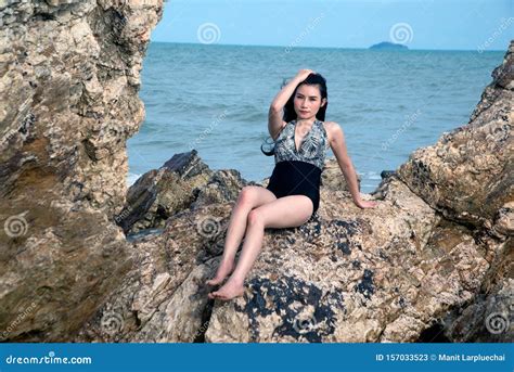 Mooie Aziatische Vrouw In Een Zwempak Dat Op Het Strand Staat Stock Afbeelding Image Of