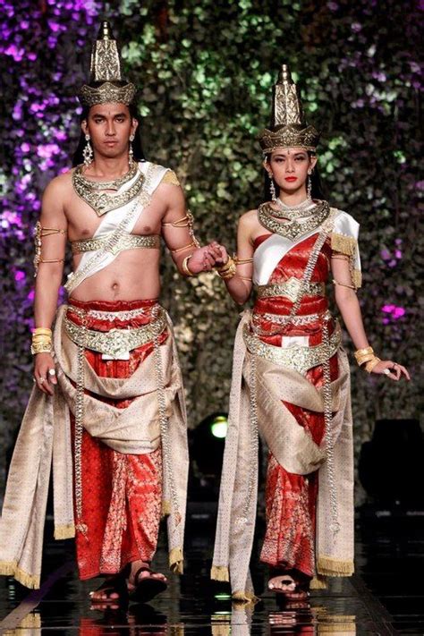 Javanese Couple With Hindu Majapahit Clothes Indonesian Clothing