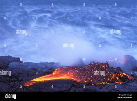Flujo De Lava Del Volcán Kilauea Entra En El Océano Pacífico Hawaii