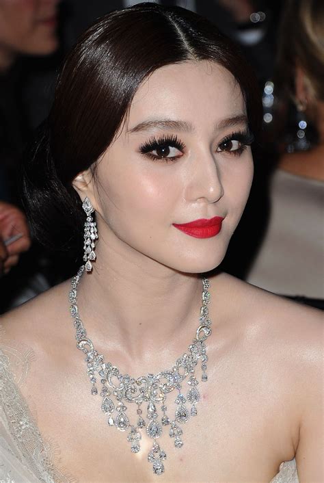 Fan bingbing is surely one of the hottest women in hollwood and she is a chinese model, actress, pop singer and tv producer. Fan Bing Bing. | Fan bingbing, Wedding makeup tips ...