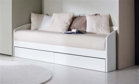 Ampia scelta di divani letto lineari, angolari, con penisola divani letto trasformabili, moderni e di design. Letti con estraibile