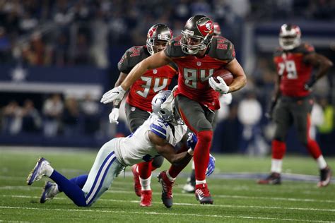 Cameron Brate, five other Buccaneers sign their one-year contracts ...