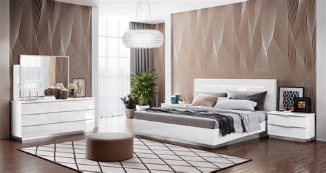 In the very first episode of this season it is all about giving a new life to a room that has seen its better days a long time ago. Onda Legno White with Led Lights, Modern Bedrooms, Bedroom ...