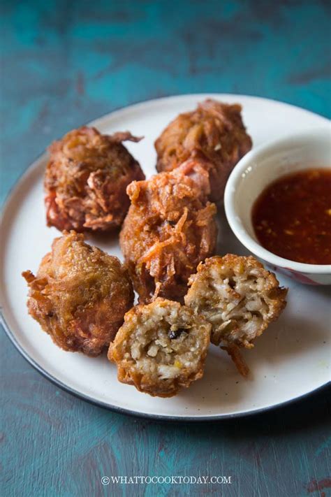 Dalam resep ini, bihun goreng dimasak dengan tambahan telur dan sayuran. Talas Goreng Uyen (Fried Taro Fritters)