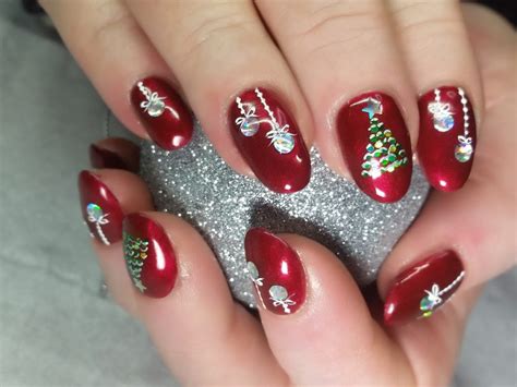 Christmas nail art photographs supplied by members of the nails magazine nail art gallery. Christmas Nails at Mole End Design, Shaftesbury Dorset