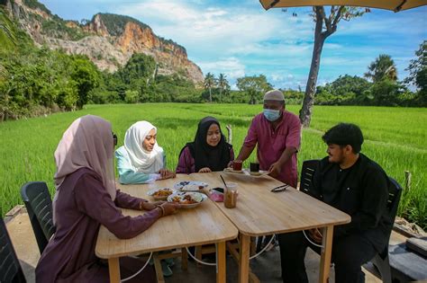 Sarapan ‘tradisional Warung Dalam Kampung Utusan Malaysia