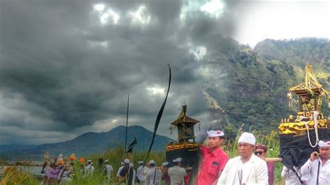 Ngeruntuang Abangsongan Wujud Syukur Kepada Dewi Sri View Gunung