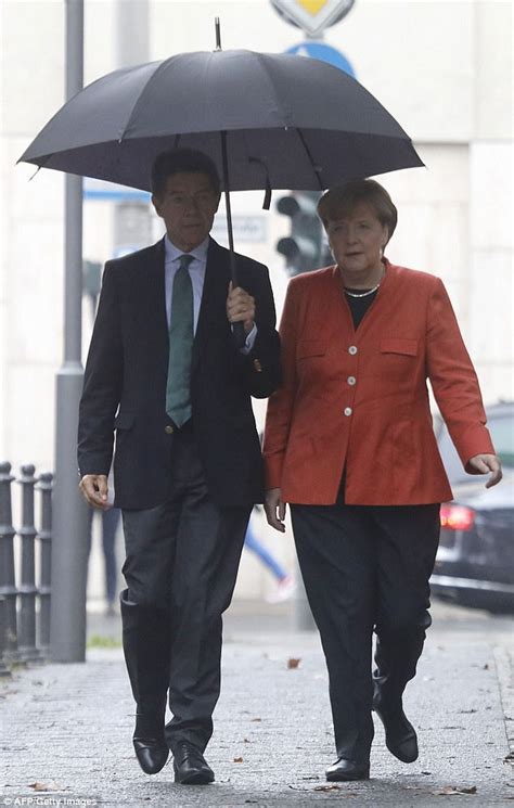 Eigentlich ideal für merkel, die nach ihrer entschuldigung genau dieses zugewandte. Germany election: Merkel widely tipped for fourth term | Daily Mail Online