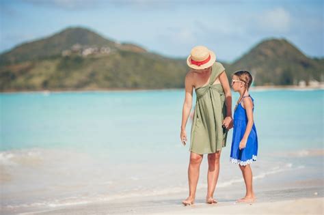 Hermosa Madre E Hija En La Playa Caribeña Disfrutando De Las Vacaciones