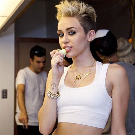 Pin By Helin On Miley Cyrus Miley Cyrus Short Hair Miley Cyrus Hair Short Hair Styles