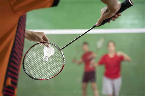 Badminton Serves Types Of Serves And How To Play Them Strings And Paddles