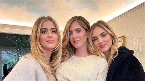 Chiara Ferragni Con Le Sorelle E La Madre Sul Lago Di Como Per Un