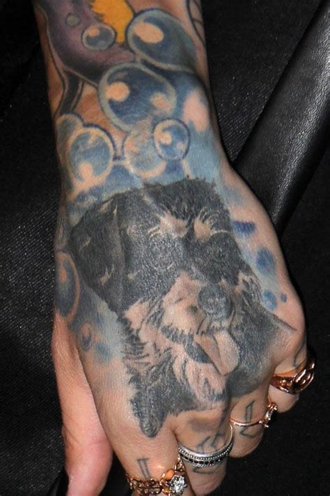 But even the best hand tattoos for men require a serious commitment. ruby-rose-dog-hand-tattoo | Gesp