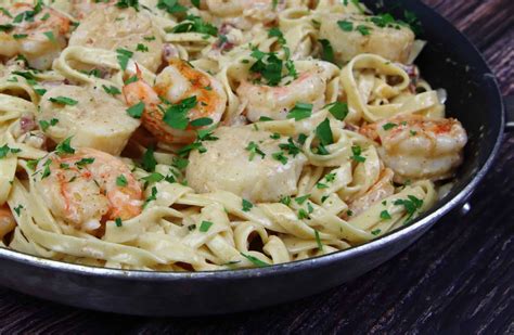 Cook garlic until soft, but not brown, about 1 minute. Shrimp and Scallop Pasta in White Wine Cream Sauce ...