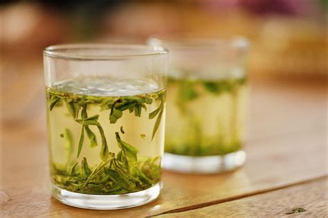 However, when tannins hit an empty stomach, they can aggravate the already acidic environment, causing a sour stomach at best, and reflux, nausea and vomiting at worst. Green Tea: Benefits, Side Effects, and Preparations