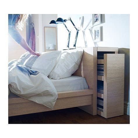 Tête de lit genre ikea composée par des lattes en bois de sapin naturel, avec quatre étagères pour placer a différentes hauteurs. Tête de lit avec rangement | Ikea, Mesas De Luz and Ikea Malm