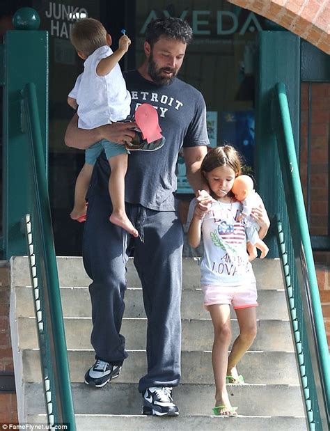 Ben Affleck Still Wearing His Wedding Ring As He Plays The Doting Dad In Atlanta Daily Mail Online
