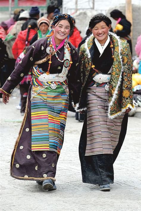 Beautiful Tibetan Women In Traditional Costumes Gyönyörű Tibeti Nők