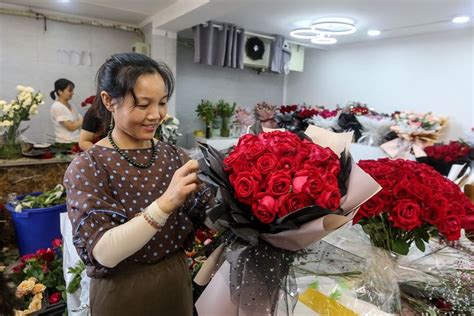 Gallery Chinese Say It With Flowers On Their Valentines Day Caixin