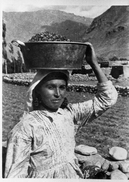Фото Памир Женщина с грузом на голове 1937 год Средняя Азия Памир
