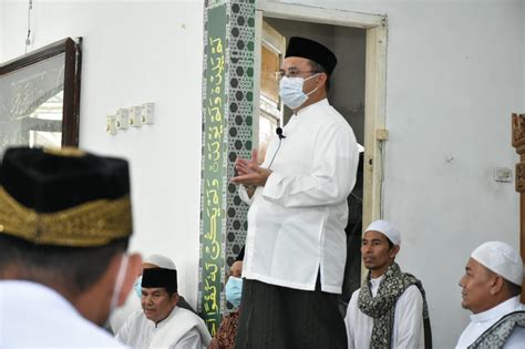 Degradasi moral adalah suatu bentuk penurunan nilai dan norma manusia karena adanya pengaruh perkebangan zaman, sehingga kesulitan yang ditimbulkan pada degradasi moral ini ialah munculnya. Gubernur Babel: Pesantren Mencegah Degradasi Moral ...