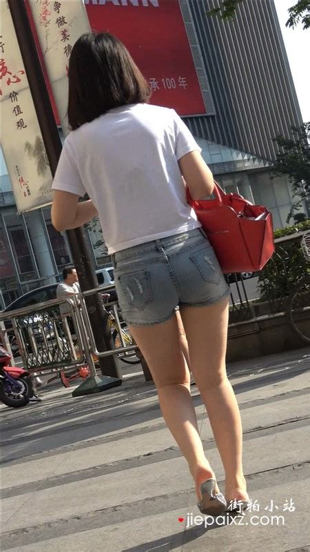 【已补档】4k 白t恤超短牛仔热裤街拍美腿漂亮美女 超清街拍 时尚穿搭
