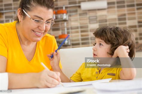Ibu Bahagia Mengajari Putra Kecilnya Cara Menulishappy Ibu Mengajar