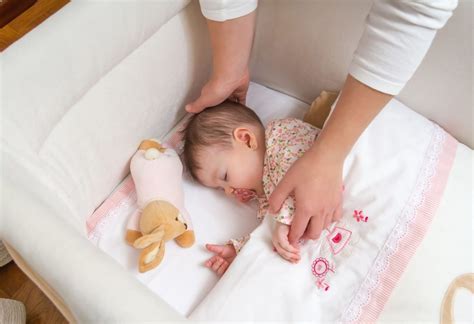 Cinco Trucos Para Acostar Al Bebé Que Se Ha Dormido En Brazos Sin Que