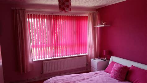 Beautiful Pink Vertical Blinds Bedroom Dormitorios
