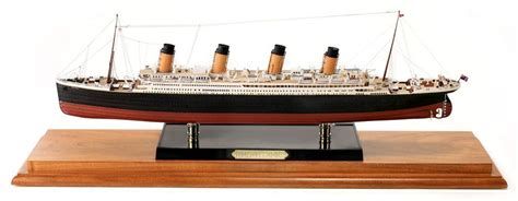 11320 1350 Rms Titanic Deluxe Includes Photo Etched Brass Railings